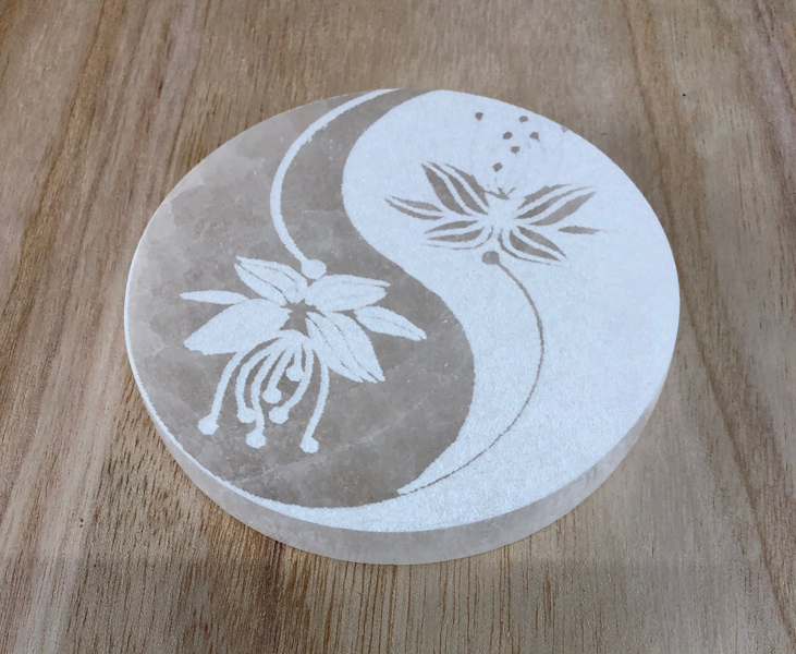 Plato Selenita Ying-Yang flor Loto